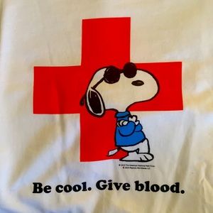 Red cross snoopy T-shirt, size XL, 2023